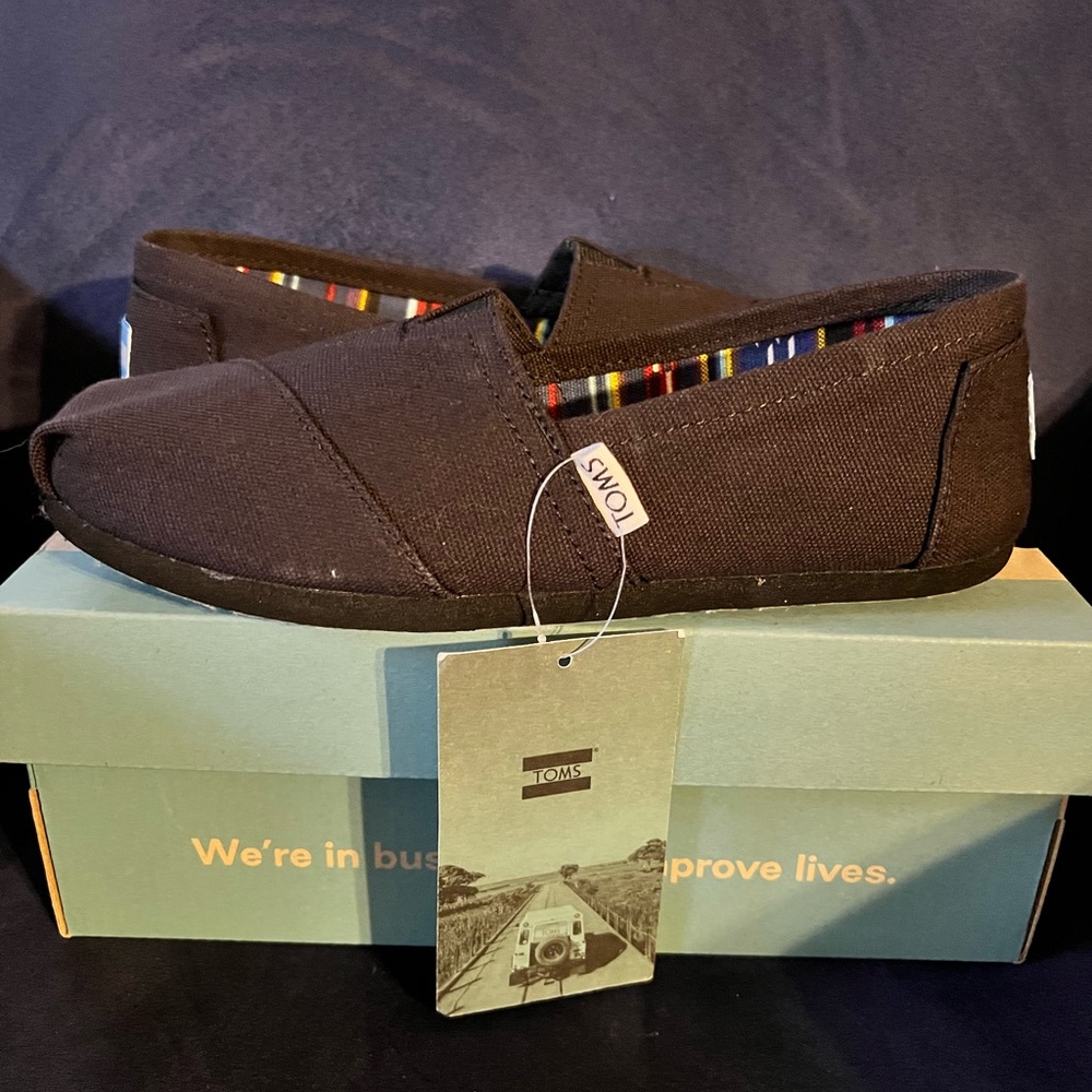 NWT size 6 all black toms